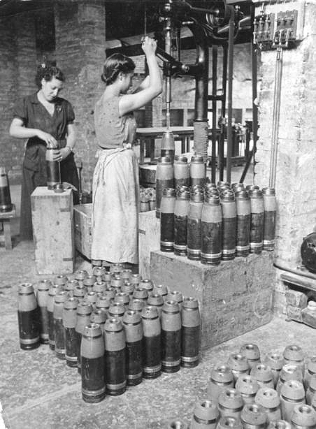 Mujeres trabajando en una fábrica de armas durante la Guerra Civil.